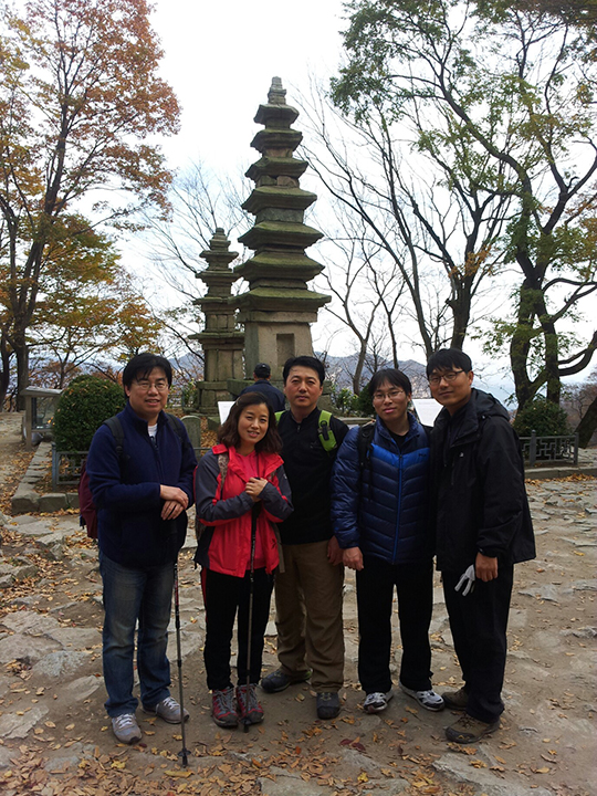 신현철 교수님과 연구원들의 단체사진